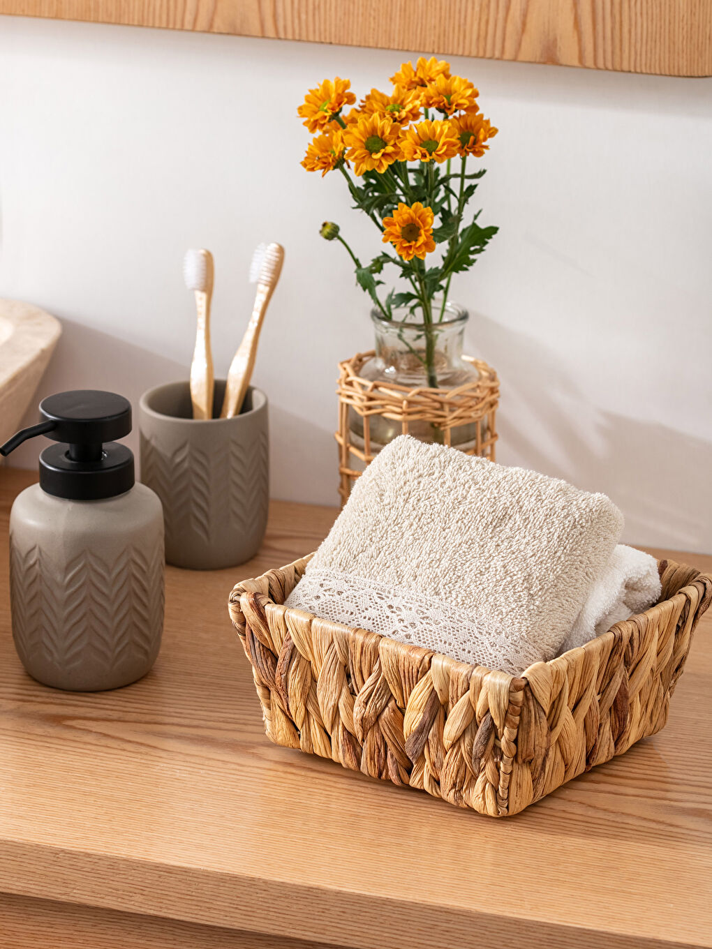 Lace Detailed Hand Towel 30x50 Cm