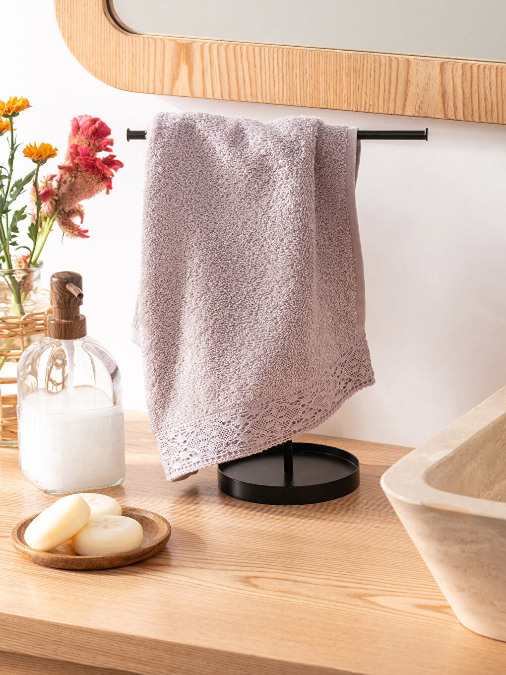 فوطة يد بتفاصيل دانتيل 30x50 سم