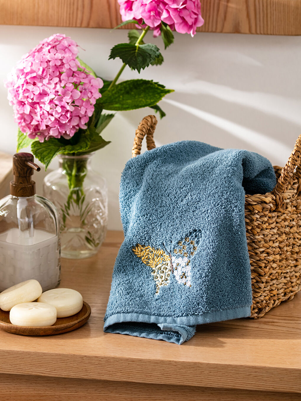 فوطة وجه قطن مطرزة بفراشة 50x80 سم