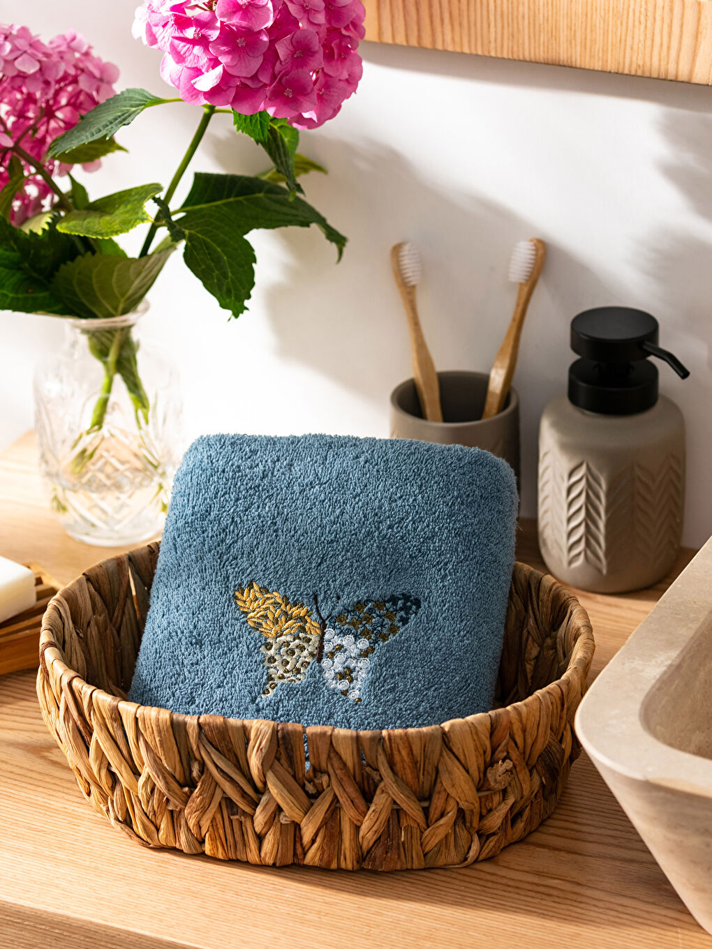 فوطة وجه قطن مطرزة بفراشة 50x80 سم-1