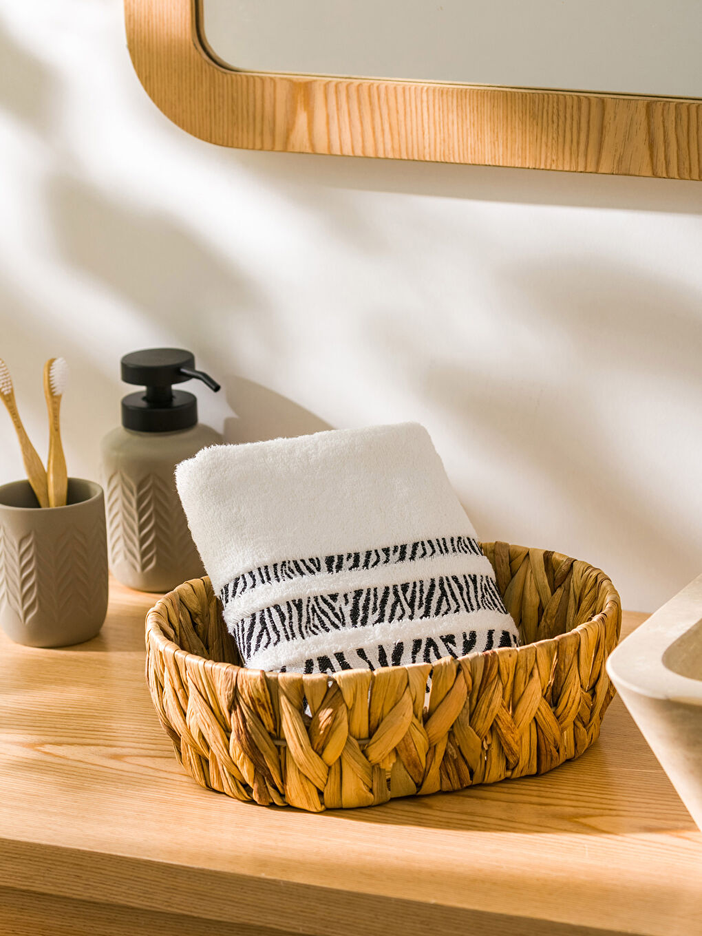 Ekru Nakışlı Pamuklu Yüz Havlusu 50x80 cm-1