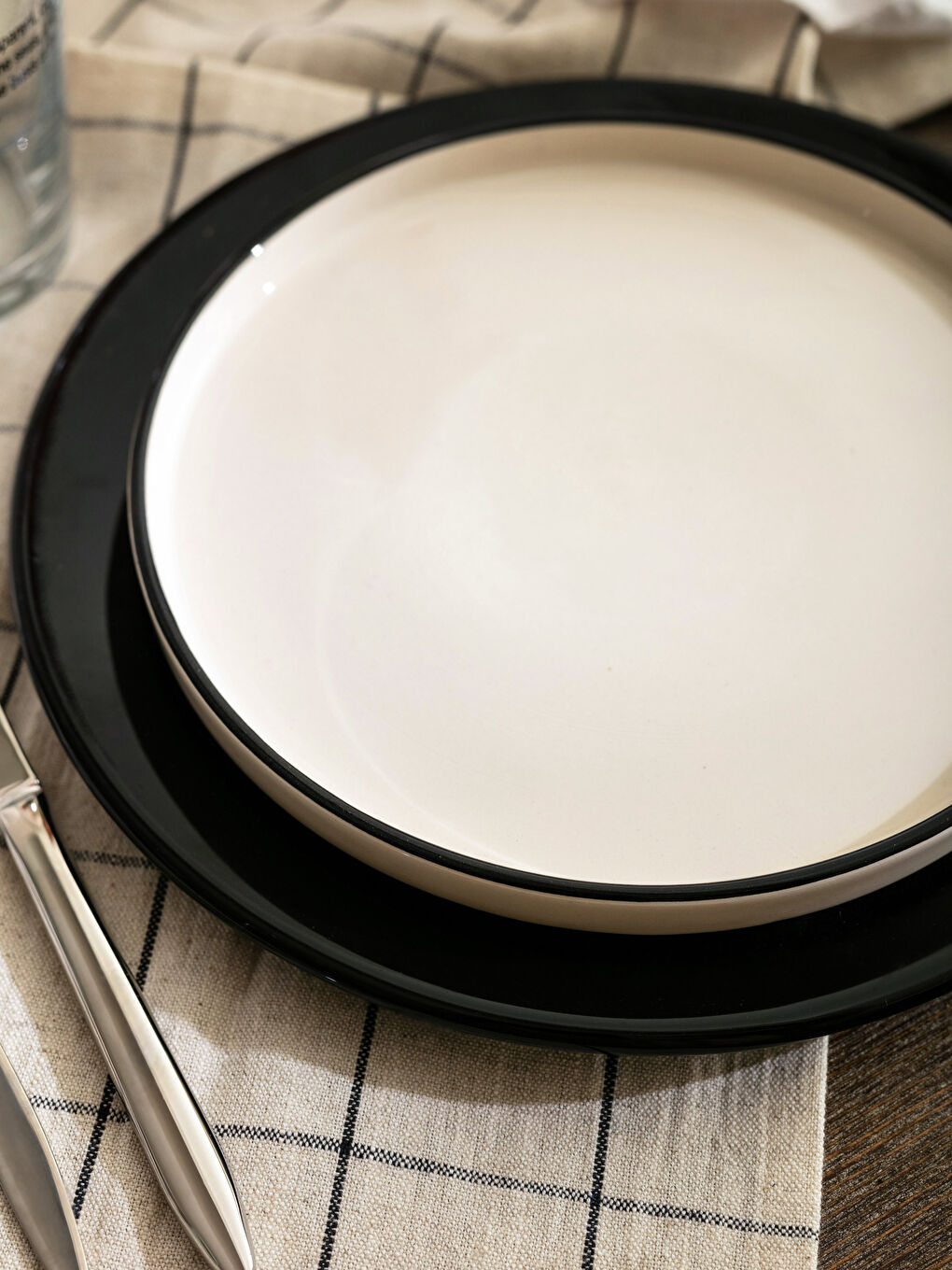 Siyah Düz Seramik Pasta Tabağı 20 cm-1