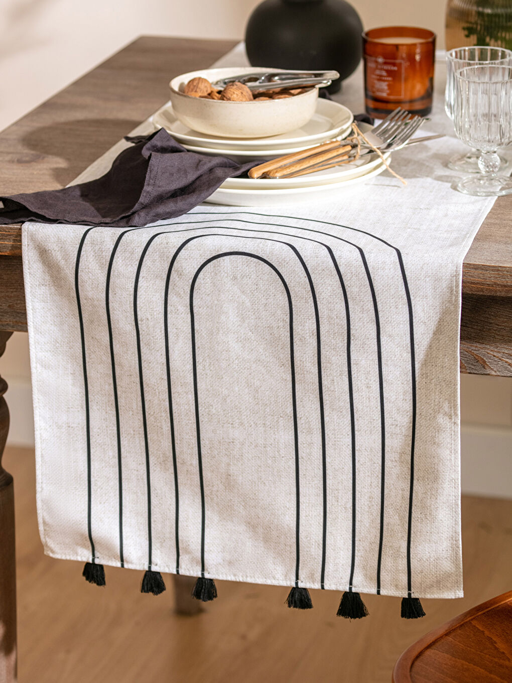 مفرش طاولة مطبوع بتفاصيل شراشيب 45x150 سم-1