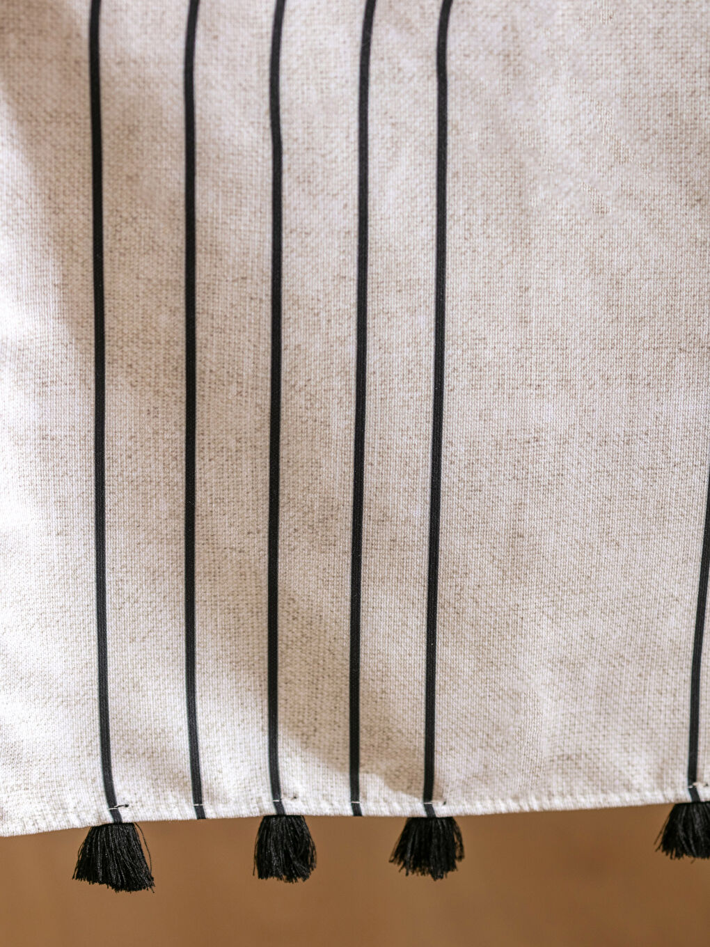 مفرش طاولة مطبوع بتفاصيل شراشيب 45x150 سم-2