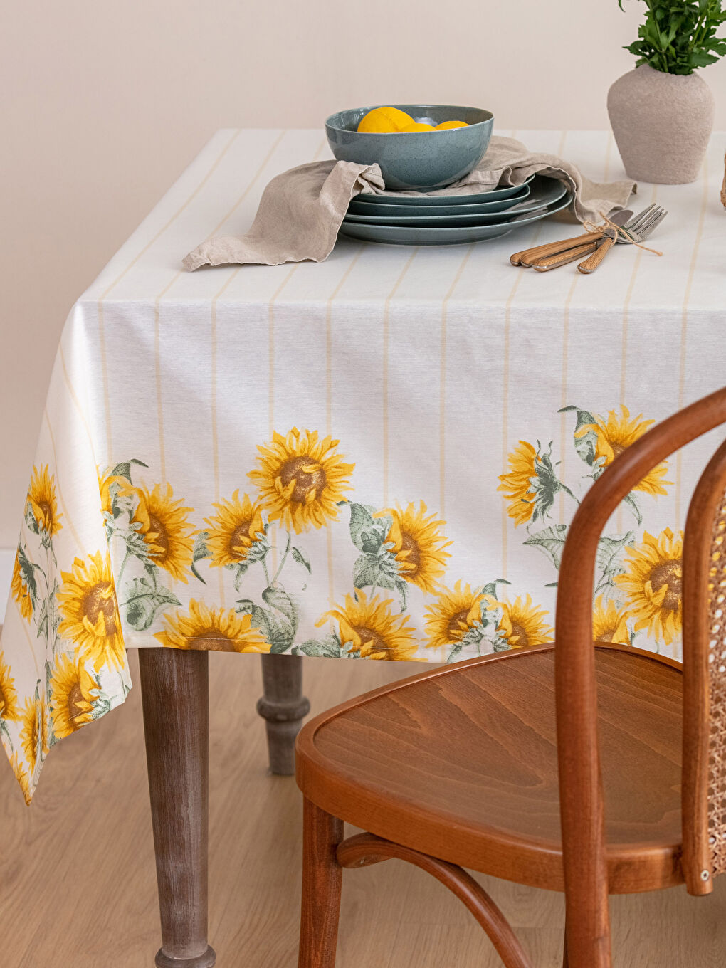 مفرش ترابيزة بـرسمة عباد الشمس مقاس 150x200 سم-1