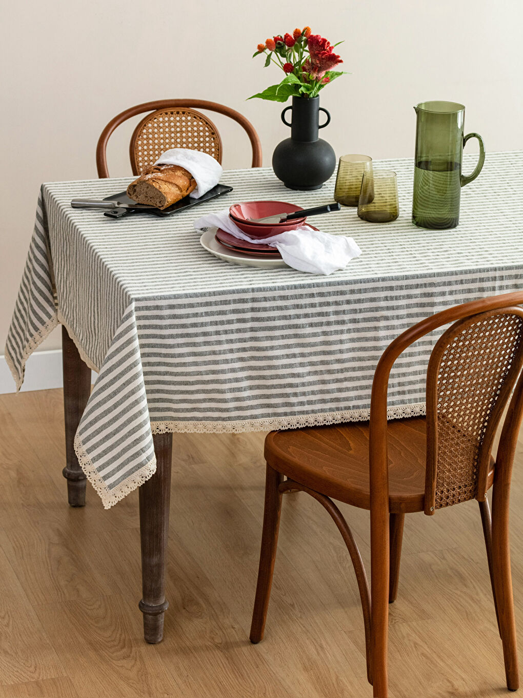 LCW HOME مفرش ترابيزة مقلم بتفاصيل دانتيل 150x200 سم -W2GQ07Z8-FWF