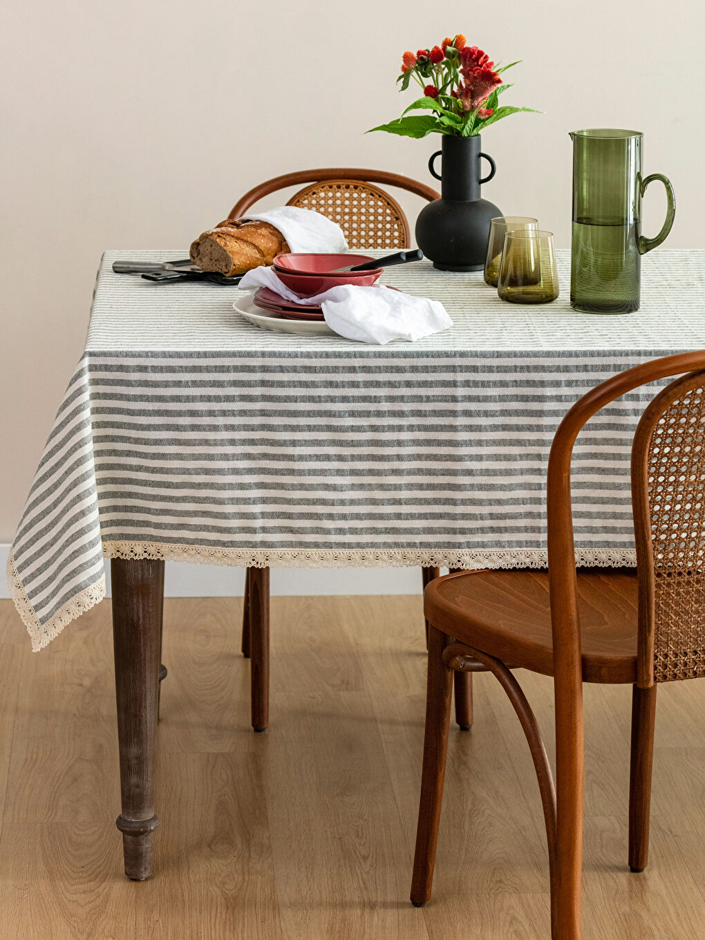 LCW HOME مفرش ترابيزة مقلم بتفاصيل دانتيل 150x200 سم -W2GQ07Z8-FWF