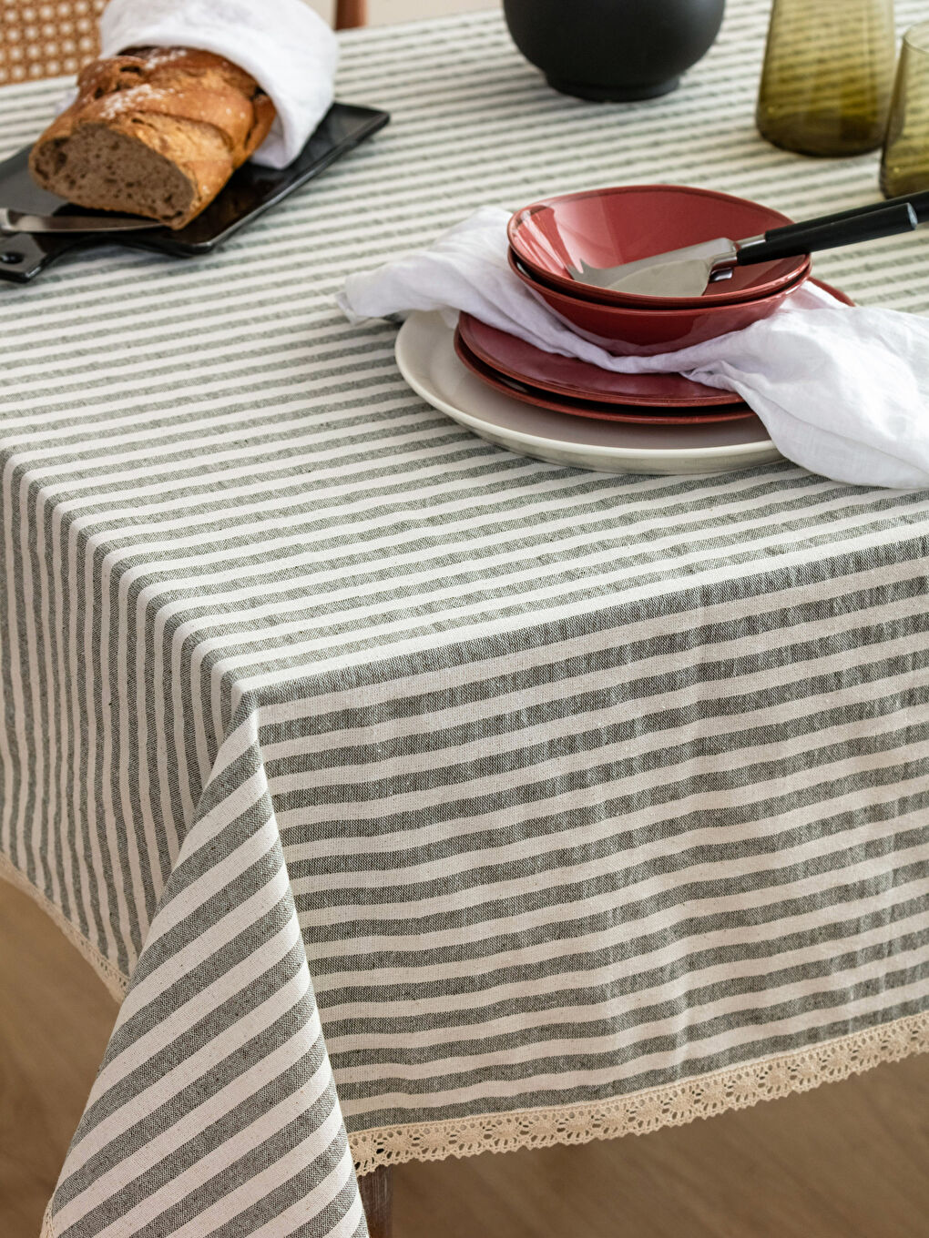 LCW HOME مفرش ترابيزة مقلم بتفاصيل دانتيل 150x200 سم -W2GQ07Z8-FWF