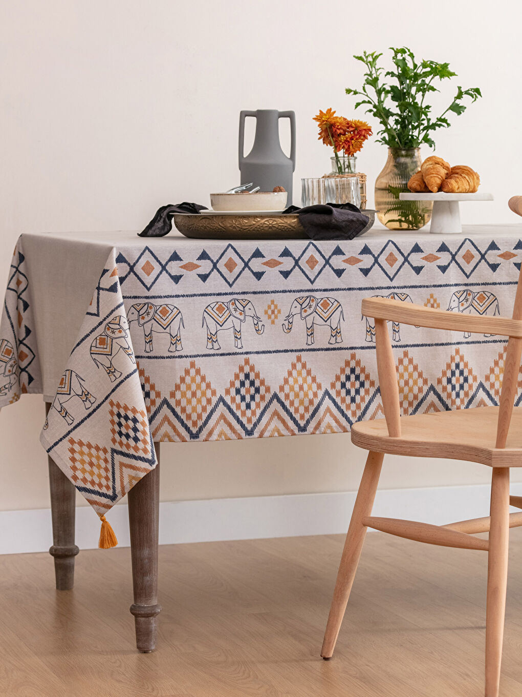 Elephant Patterned Tassel Detail Table Cloth 150x200 Cm