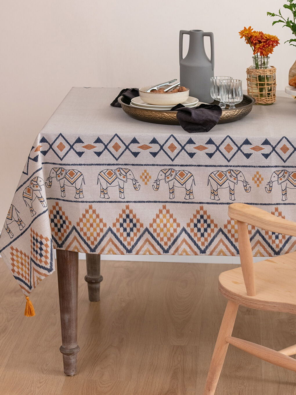 Elephant Patterned Tassel Detail Table Cloth 150x200 Cm-1