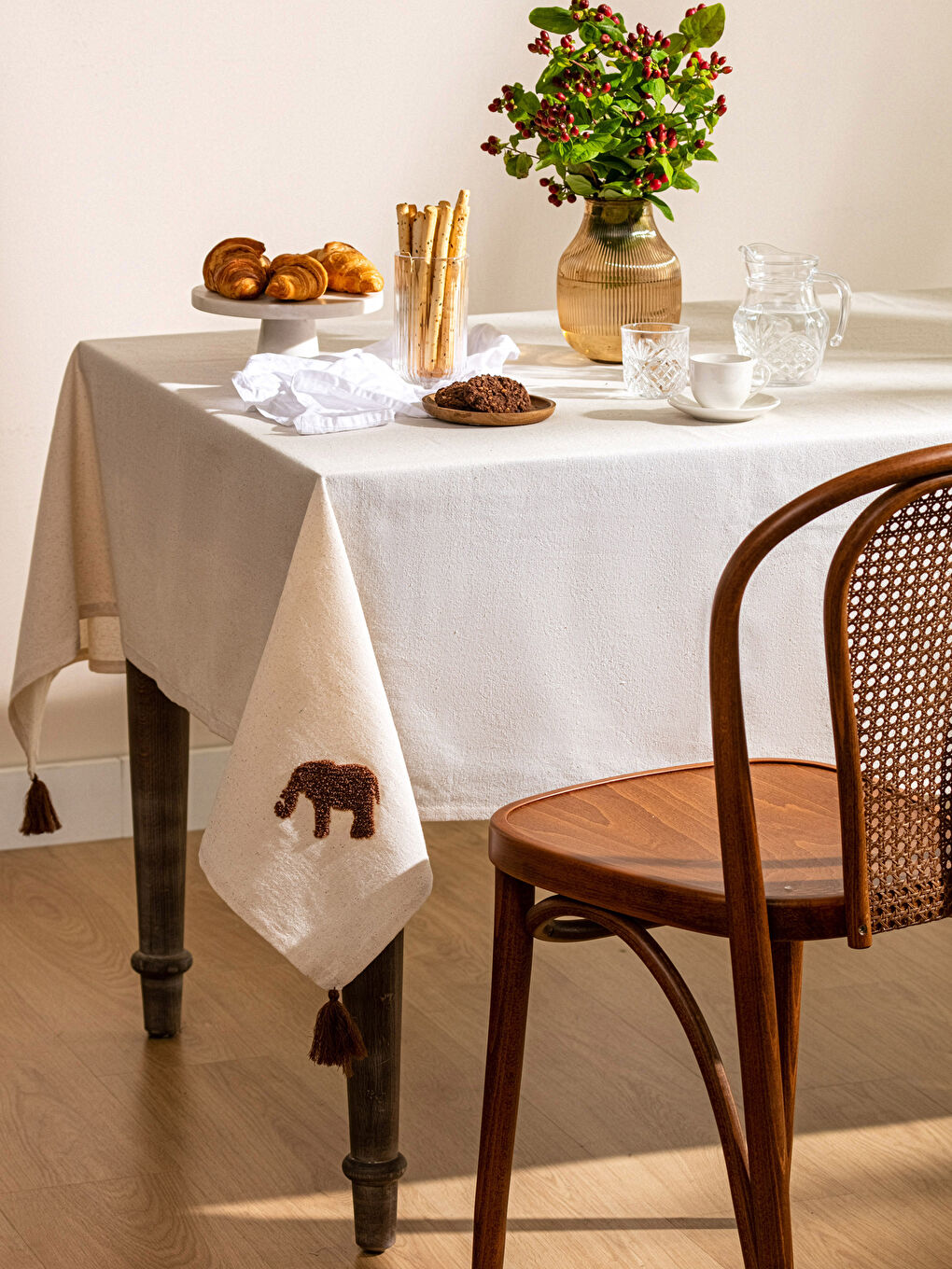 مفرش ترابيزة مطرز بتفاصيل شراشيب مقاس 150x150 سم