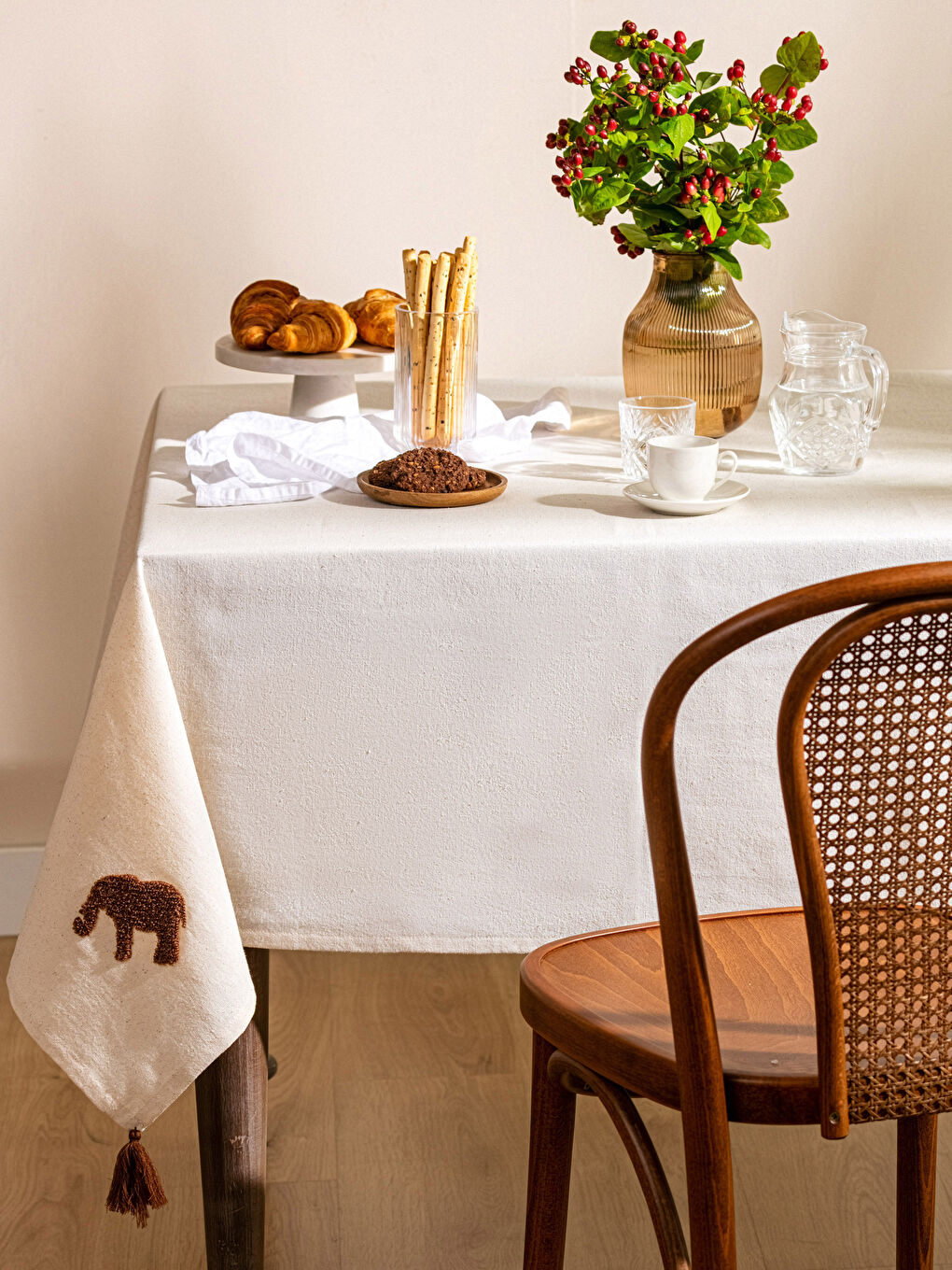 مفرش ترابيزة مطرز بتفاصيل شراشيب مقاس 150x150 سم-1