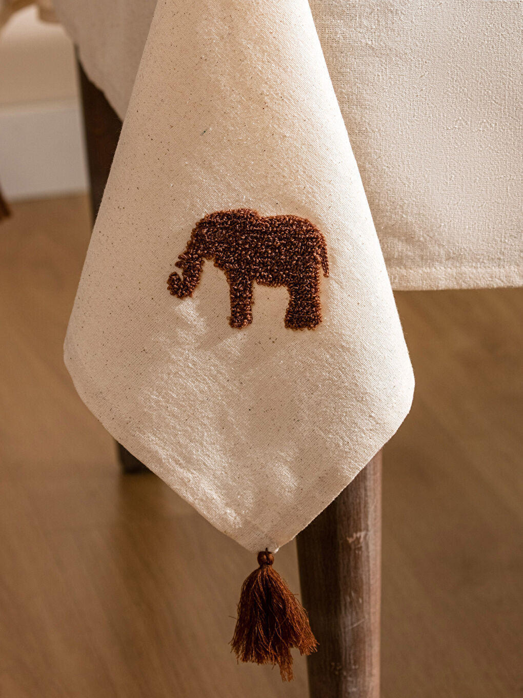 مفرش ترابيزة مطرز بتفاصيل شراشيب مقاس 150x150 سم-2