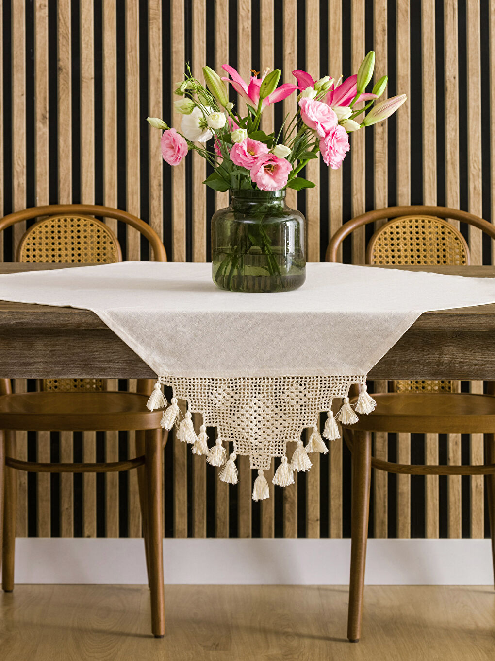 مفرش ترابيزة بتفاصيل دانتيل بشرابيب 90x90 سم