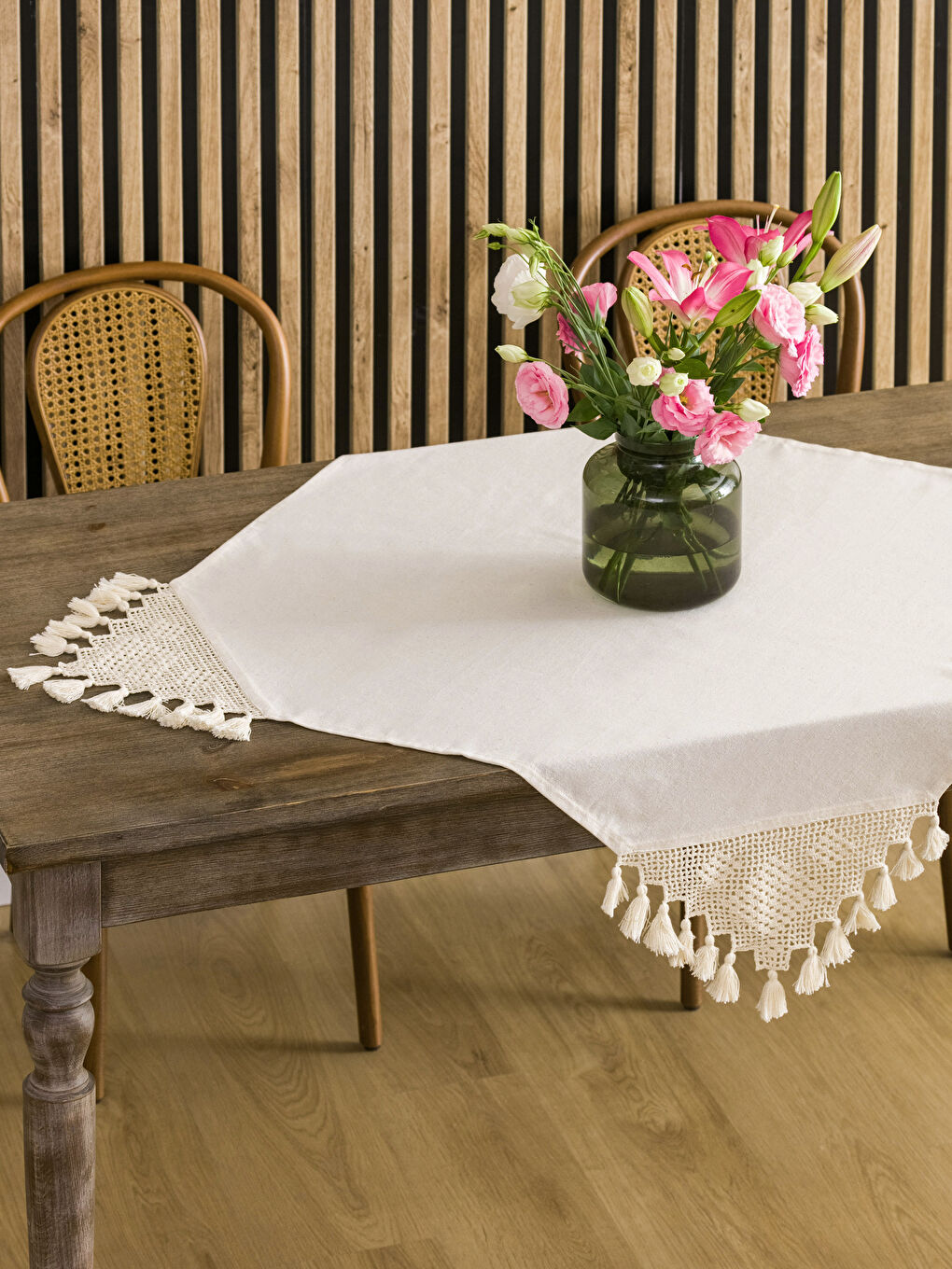 مفرش ترابيزة بتفاصيل دانتيل بشرابيب 90x90 سم-1