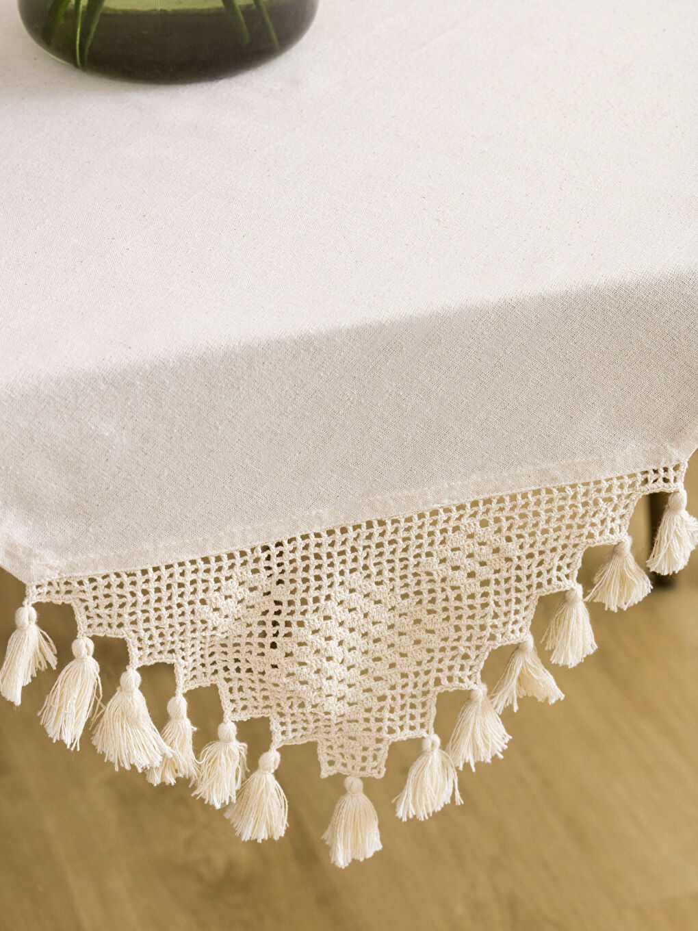 مفرش ترابيزة بتفاصيل دانتيل بشرابيب 90x90 سم-2