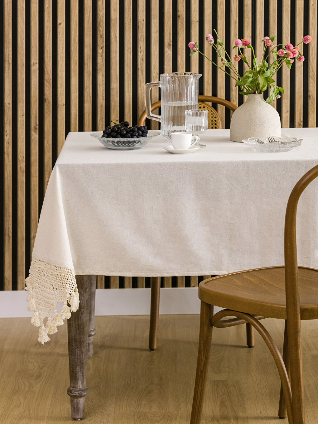 Tasseled Lace Detailed Table Cloth 150x200 Cm-1