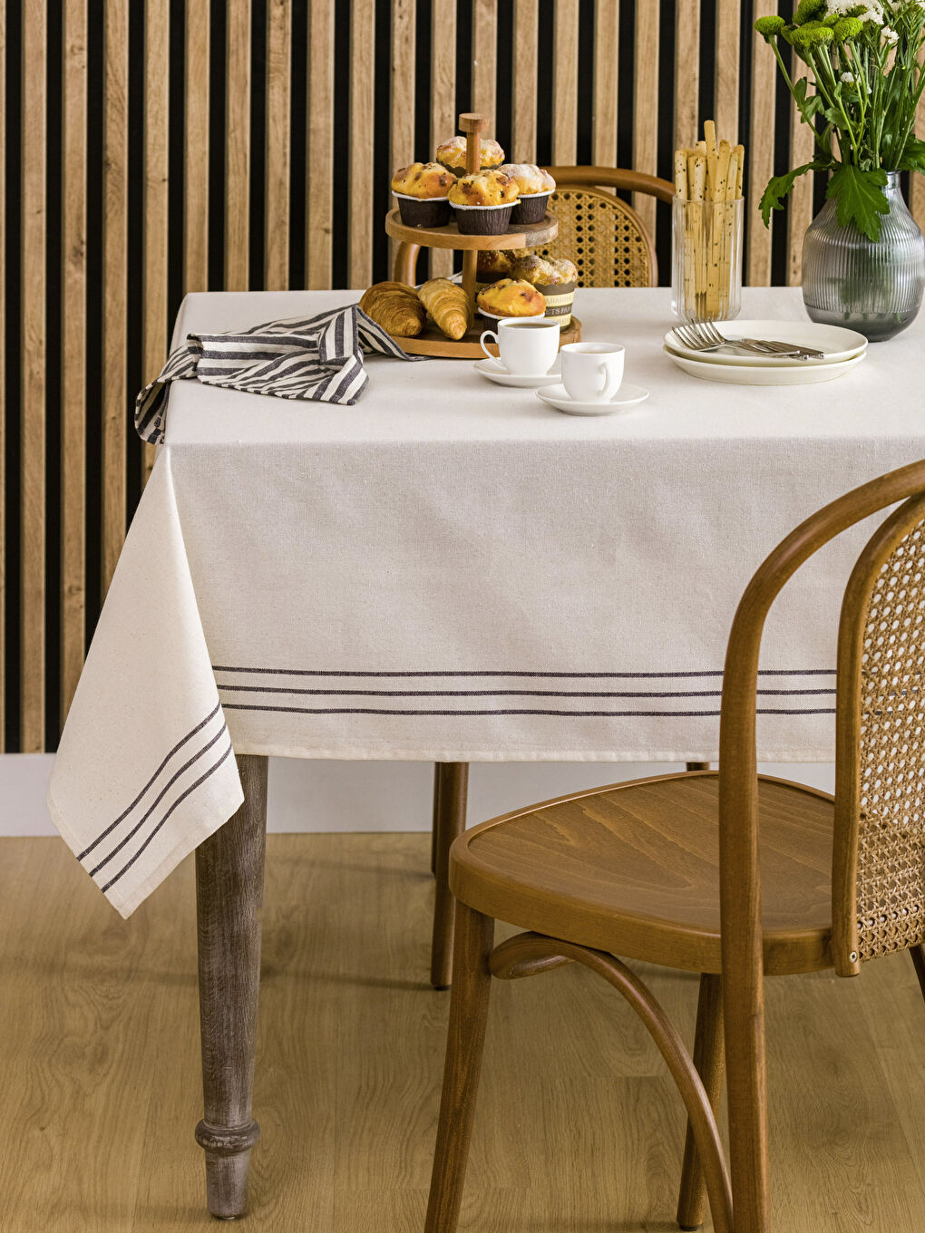 مفرش مائدة مخطط 150x200 سم-1