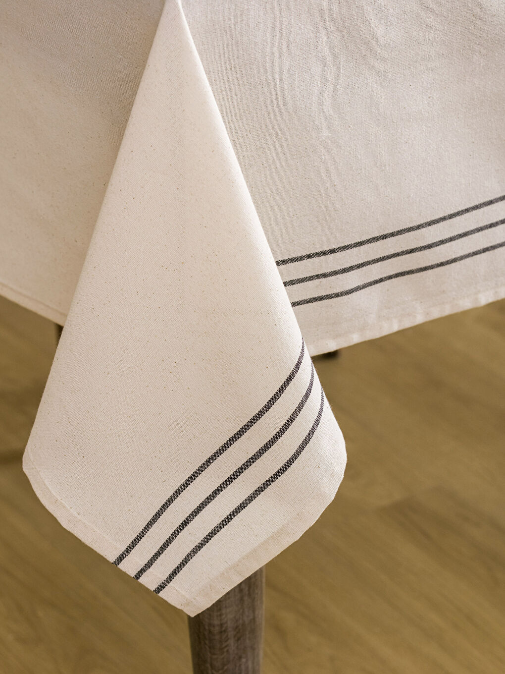 مفرش مائدة مخطط 150x200 سم-3