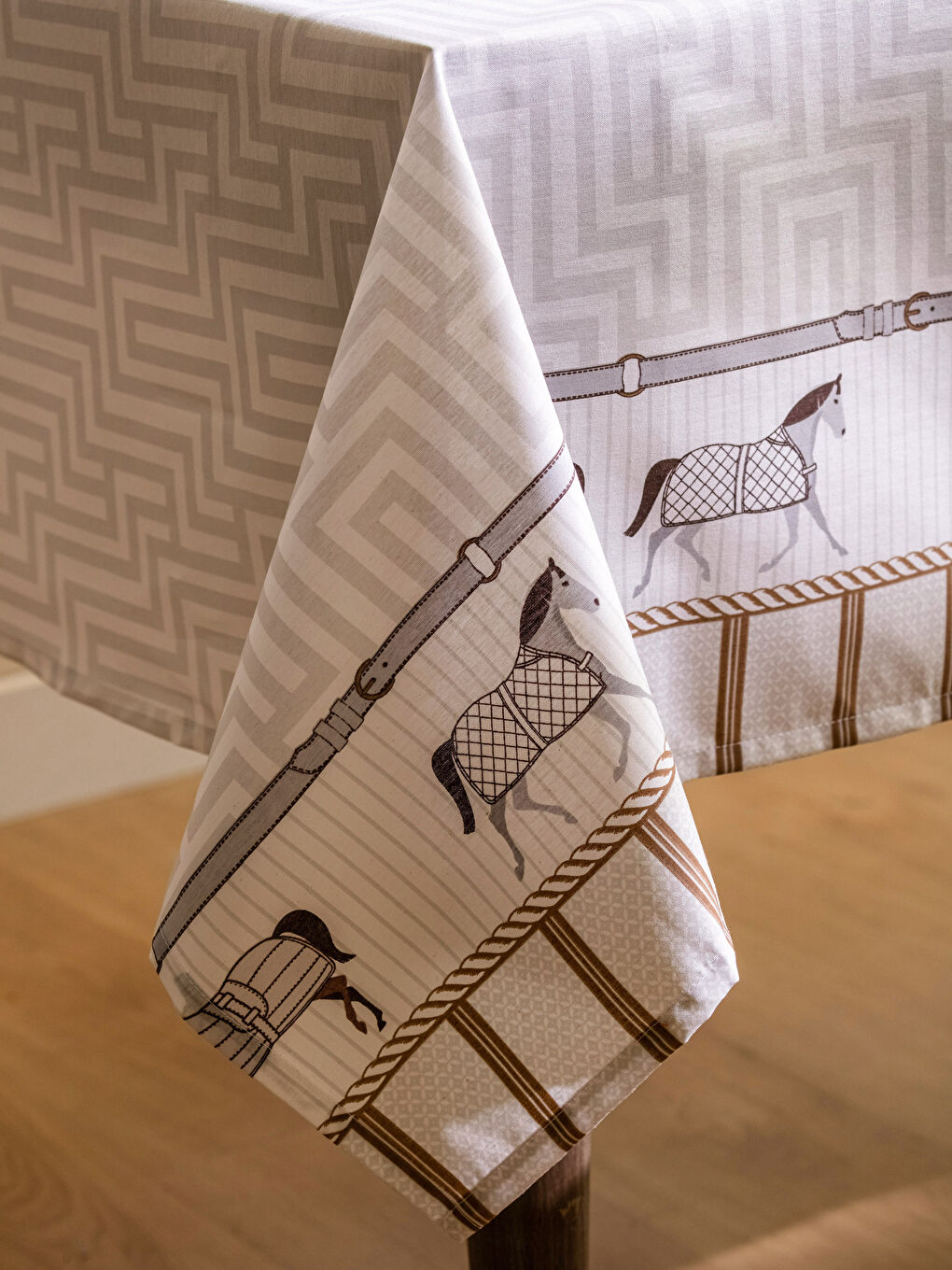 مفرش ترابيزة بـ رسومات حصان مقاس 150x200 سم-2