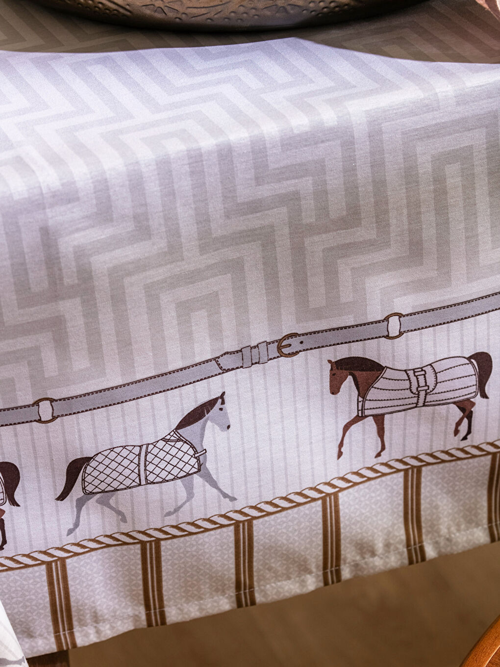 مفرش ترابيزة بـ رسومات حصان مقاس 150x200 سم-3