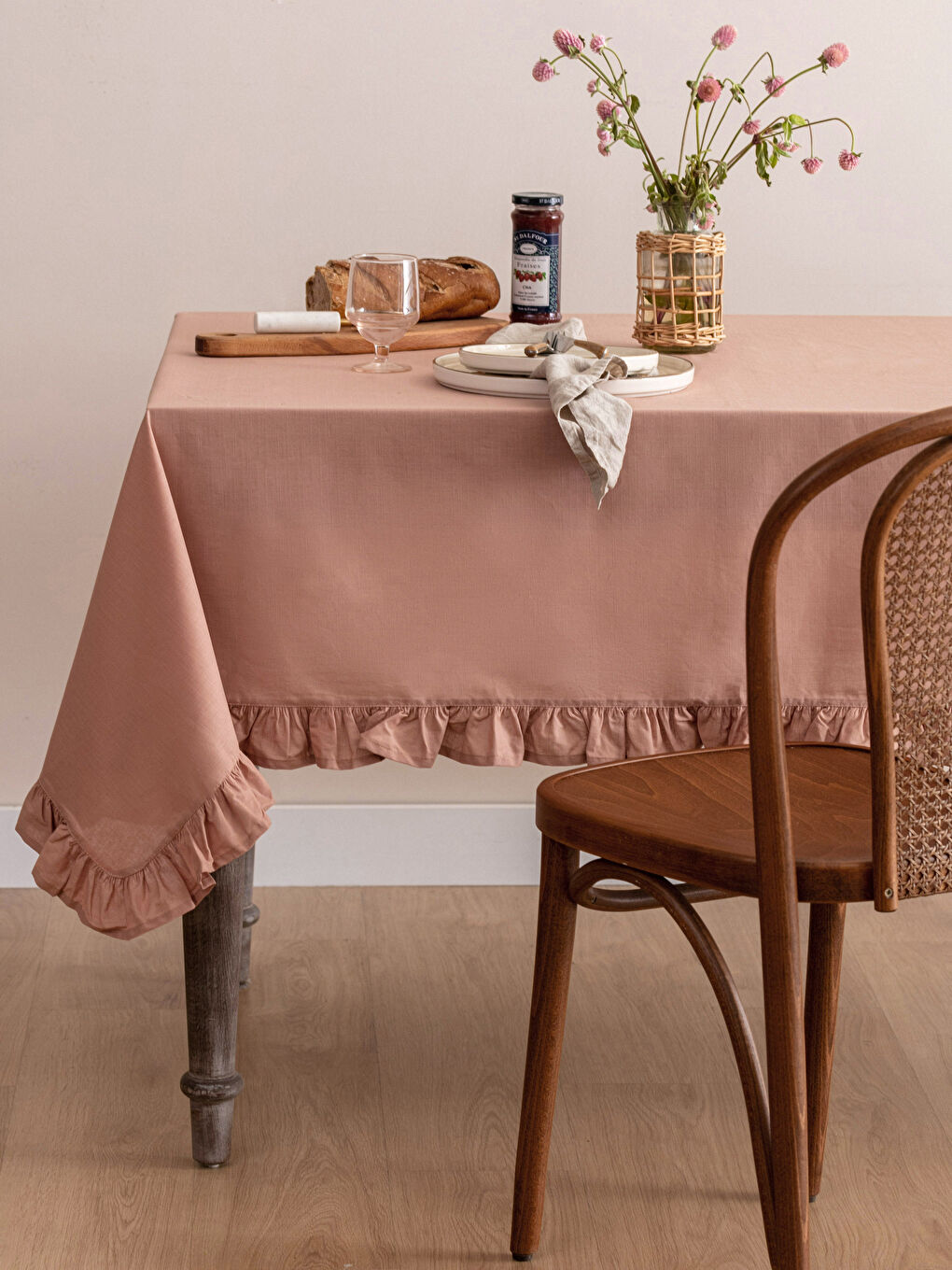 مفرش ترابيزة قطن بتفاصيل كشكشة 150x200 سم