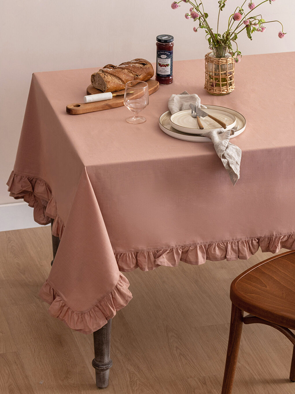 مفرش ترابيزة قطن بتفاصيل كشكشة 150x200 سم-1