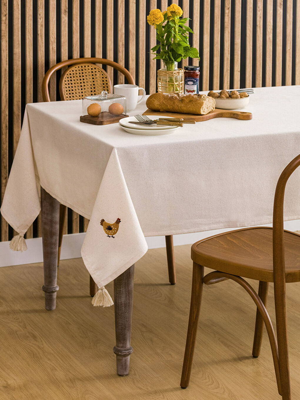 مفرش ترابيزة مطرز بتفاصيل شراشيب مقاس 150x150 سم