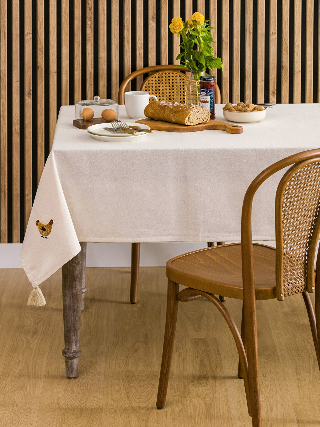 مفرش ترابيزة مطرز بتفاصيل شراشيب مقاس 150x150 سم-1