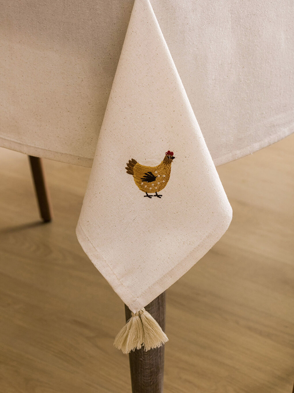 مفرش ترابيزة مطرز بتفاصيل شراشيب مقاس 150x150 سم-3