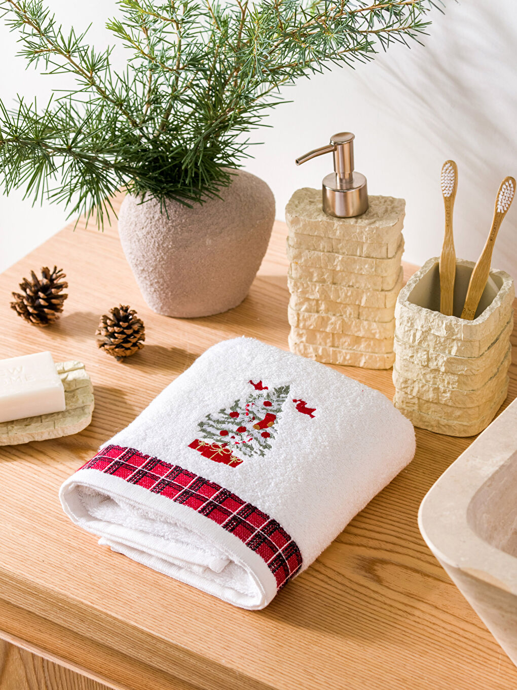 فوطة وجه قطن مطرزة 50x80 سم