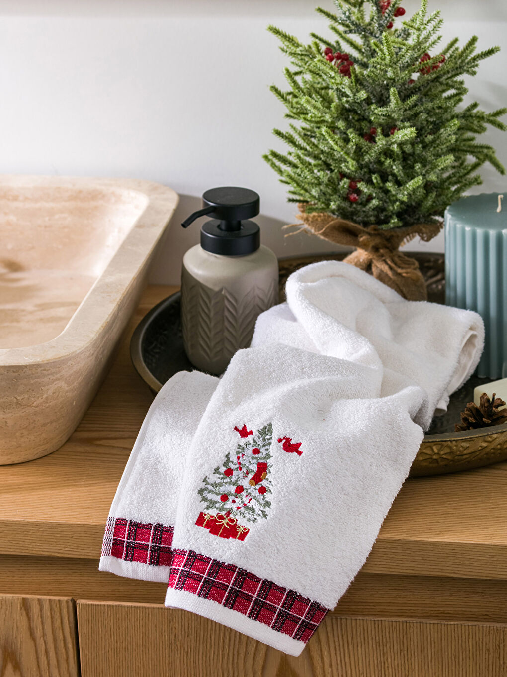 فوطة وجه قطن مطرزة 50x80 سم-1