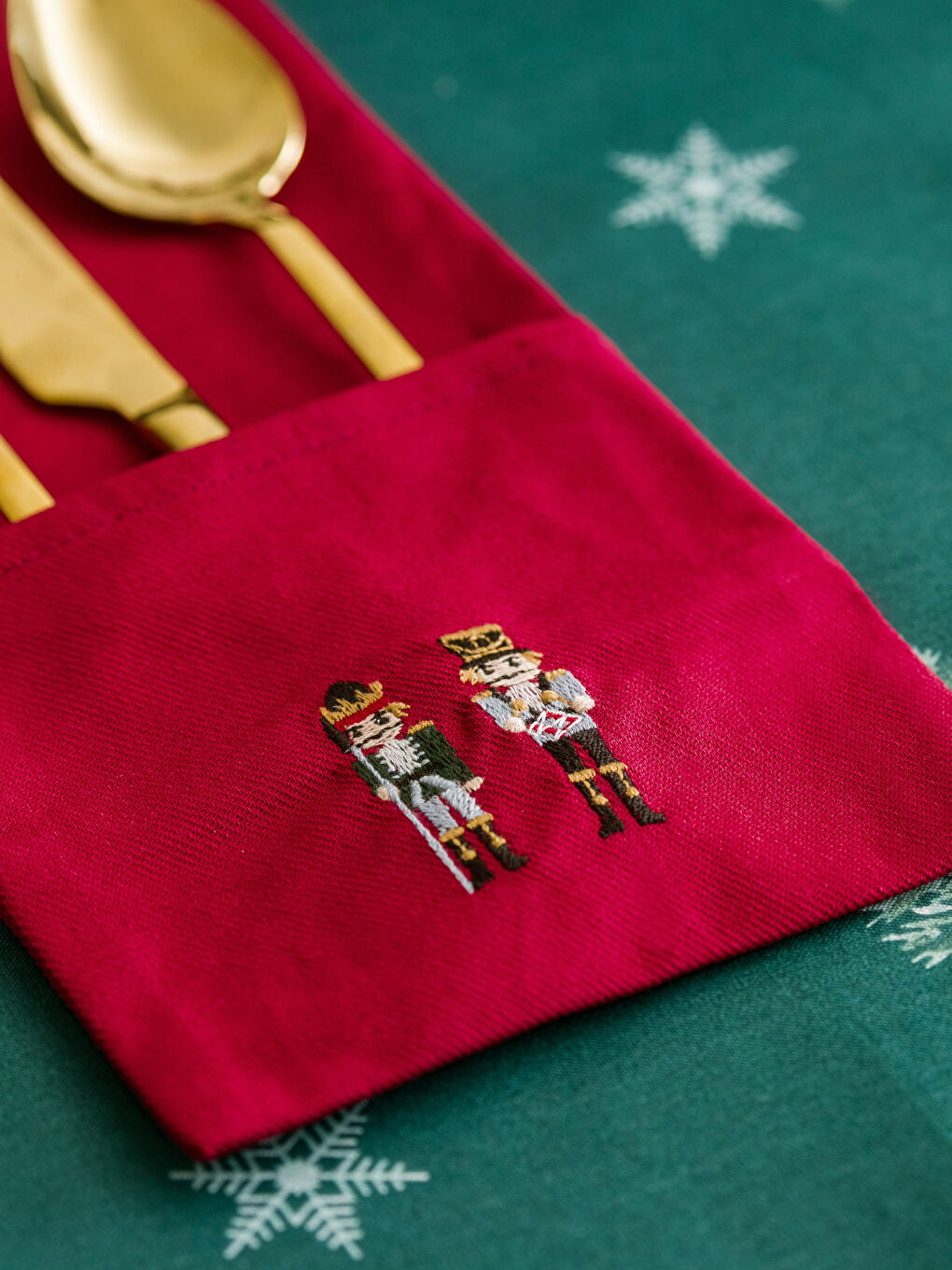 Spărgător de Nuci Organizator pentru Tacâmuri Brodat 13x27 Cm-2