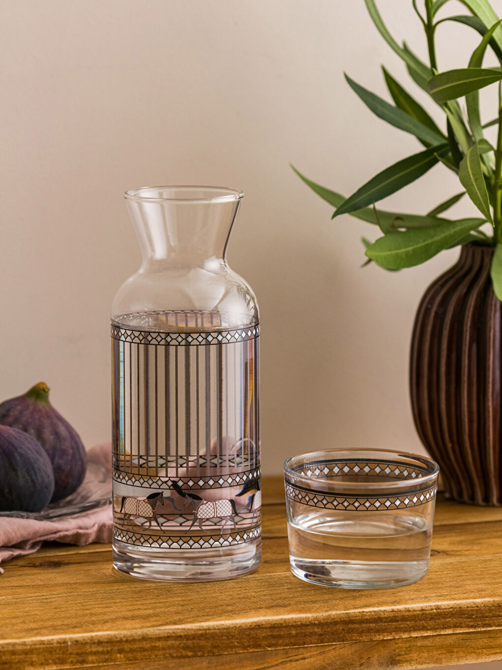 Karışık Baskılı Bardak Kapaklı Cam Karaf Sürahi 700 ml