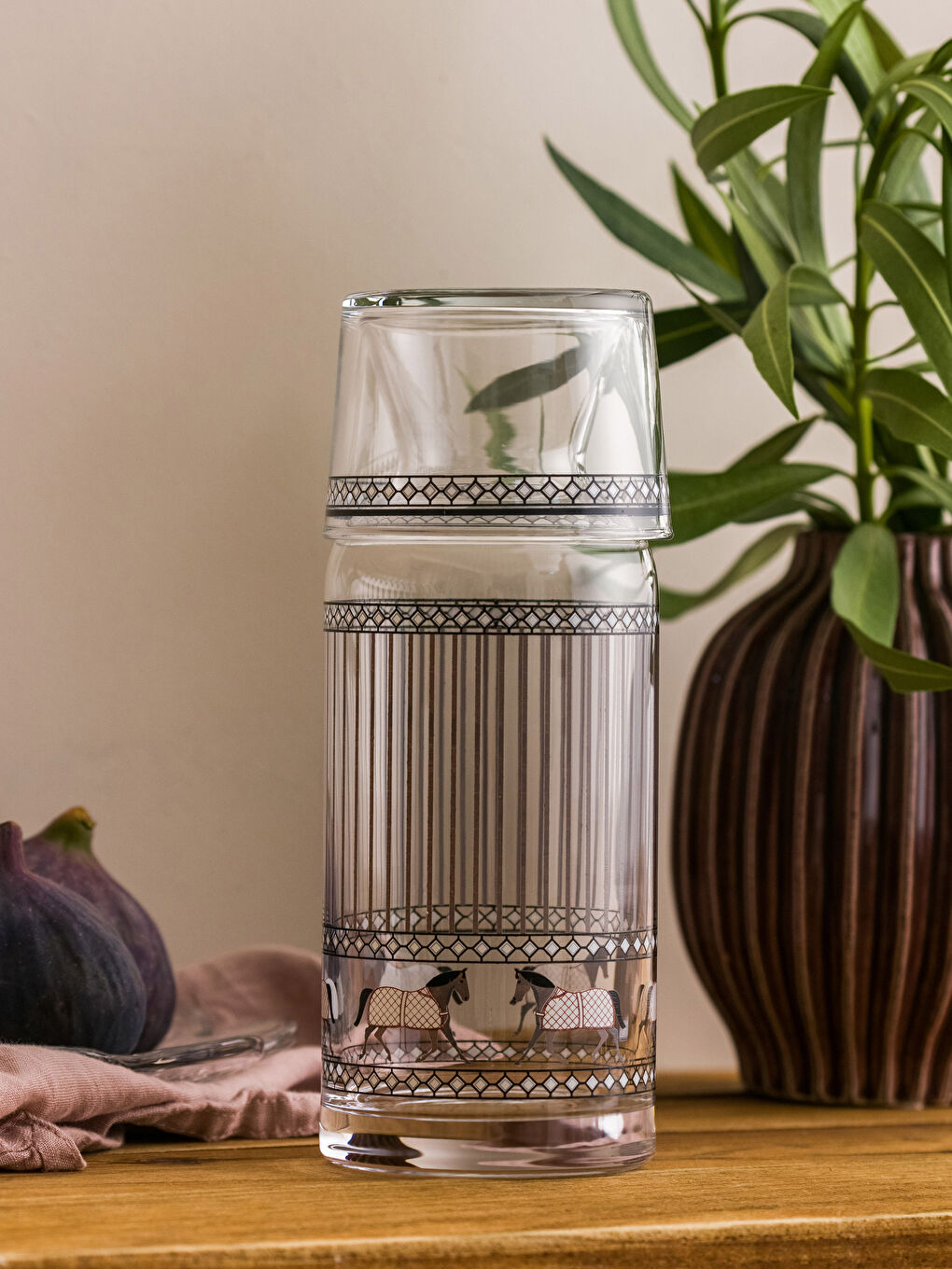 Karışık Baskılı Bardak Kapaklı Cam Karaf Sürahi 700 ml-1