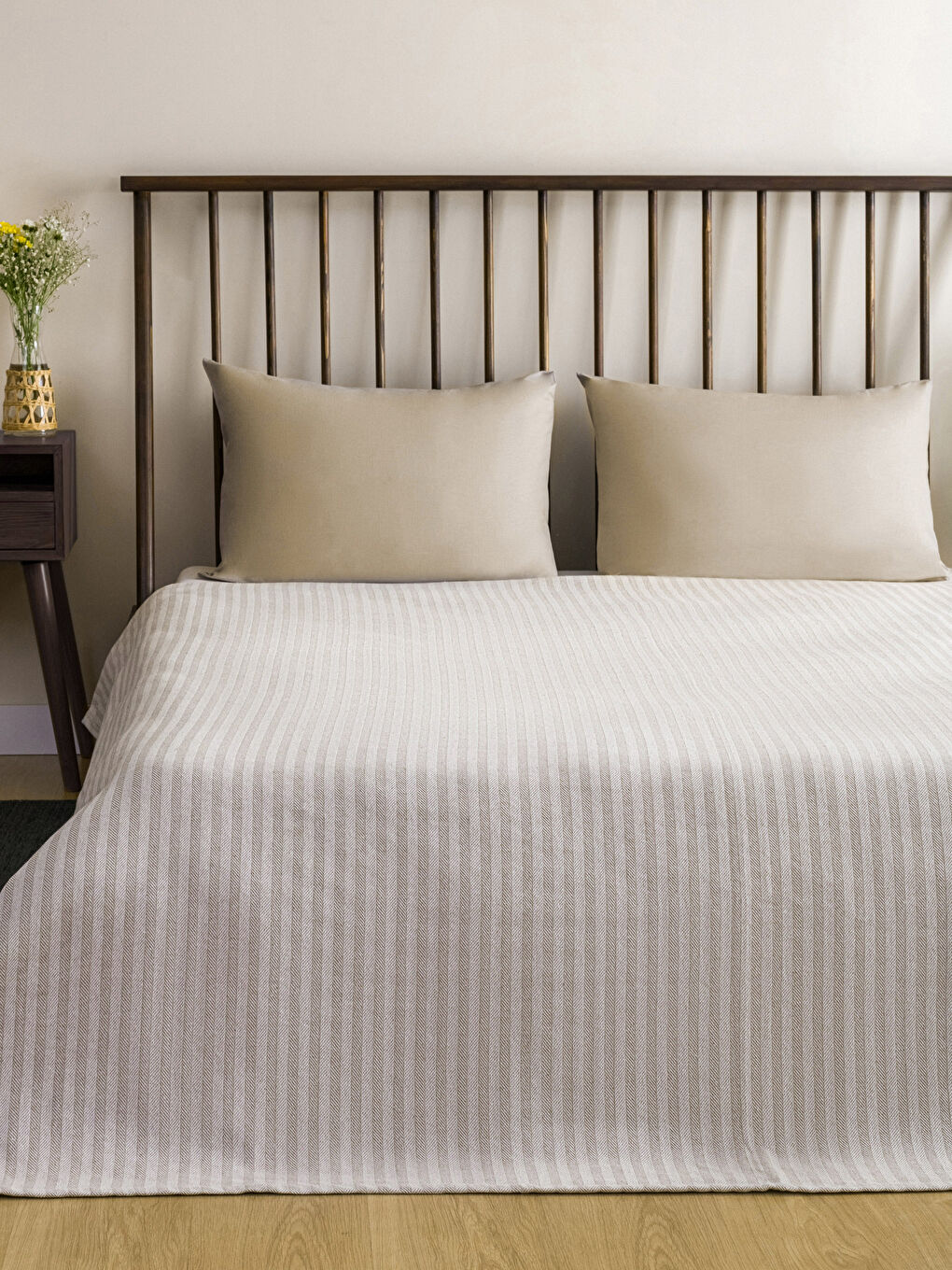 Self-Patterned Queen Size Bedspread 200x220 cm