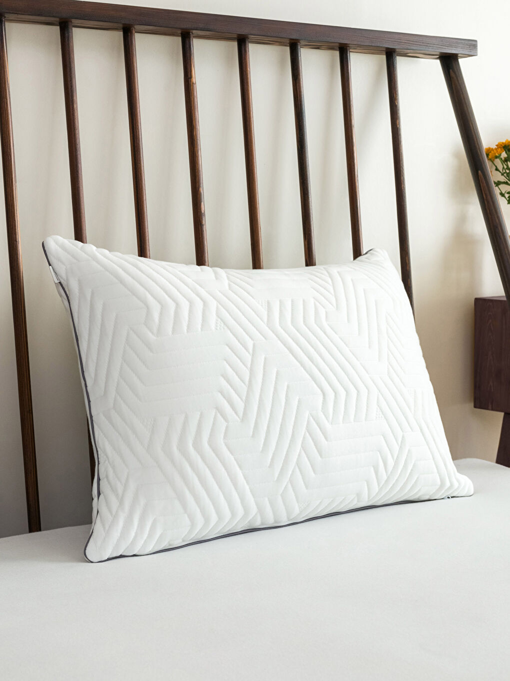 Beyaz Kendinden Desenli Dolgulu Yastık 50x70 cm