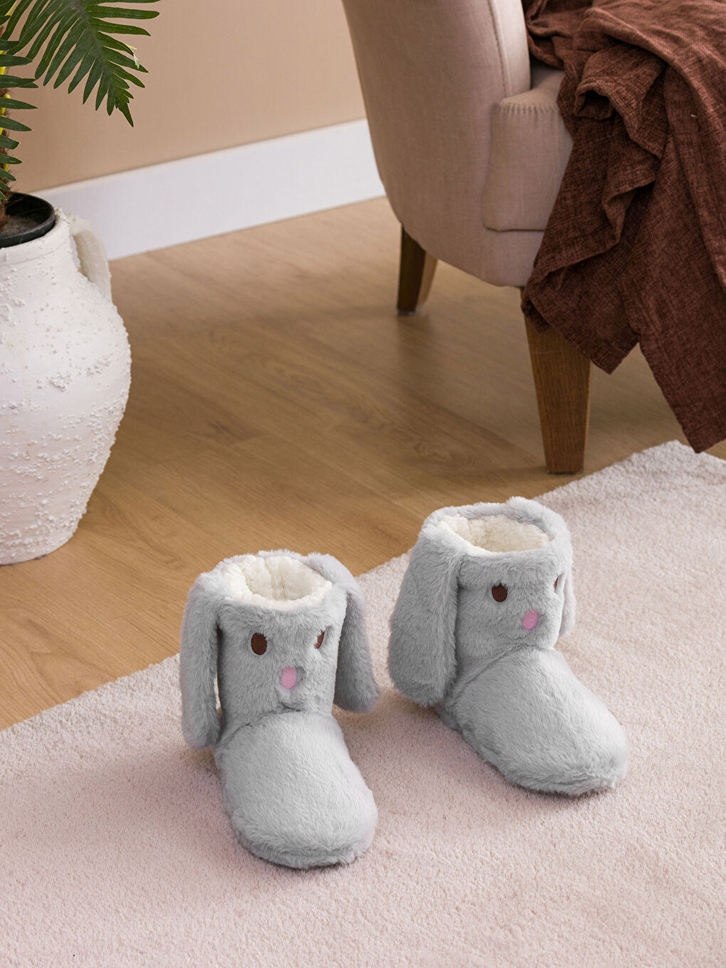 Кестеленген әйел қоян бейнелі үй бәтеңкесі