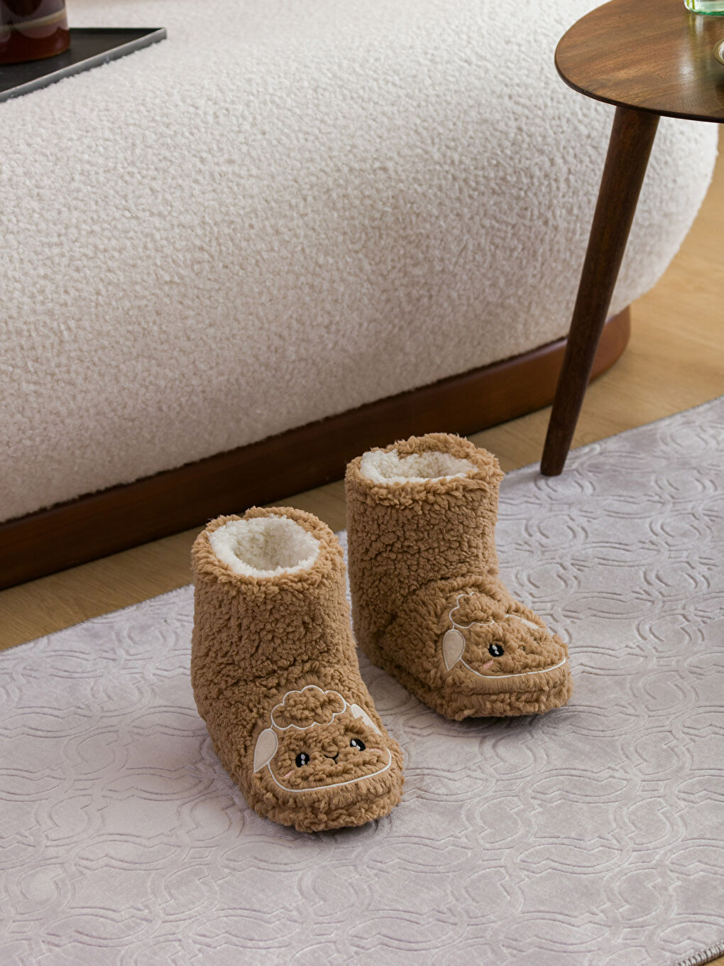 Bej Nakış Detaylı Kadın Ev Botu