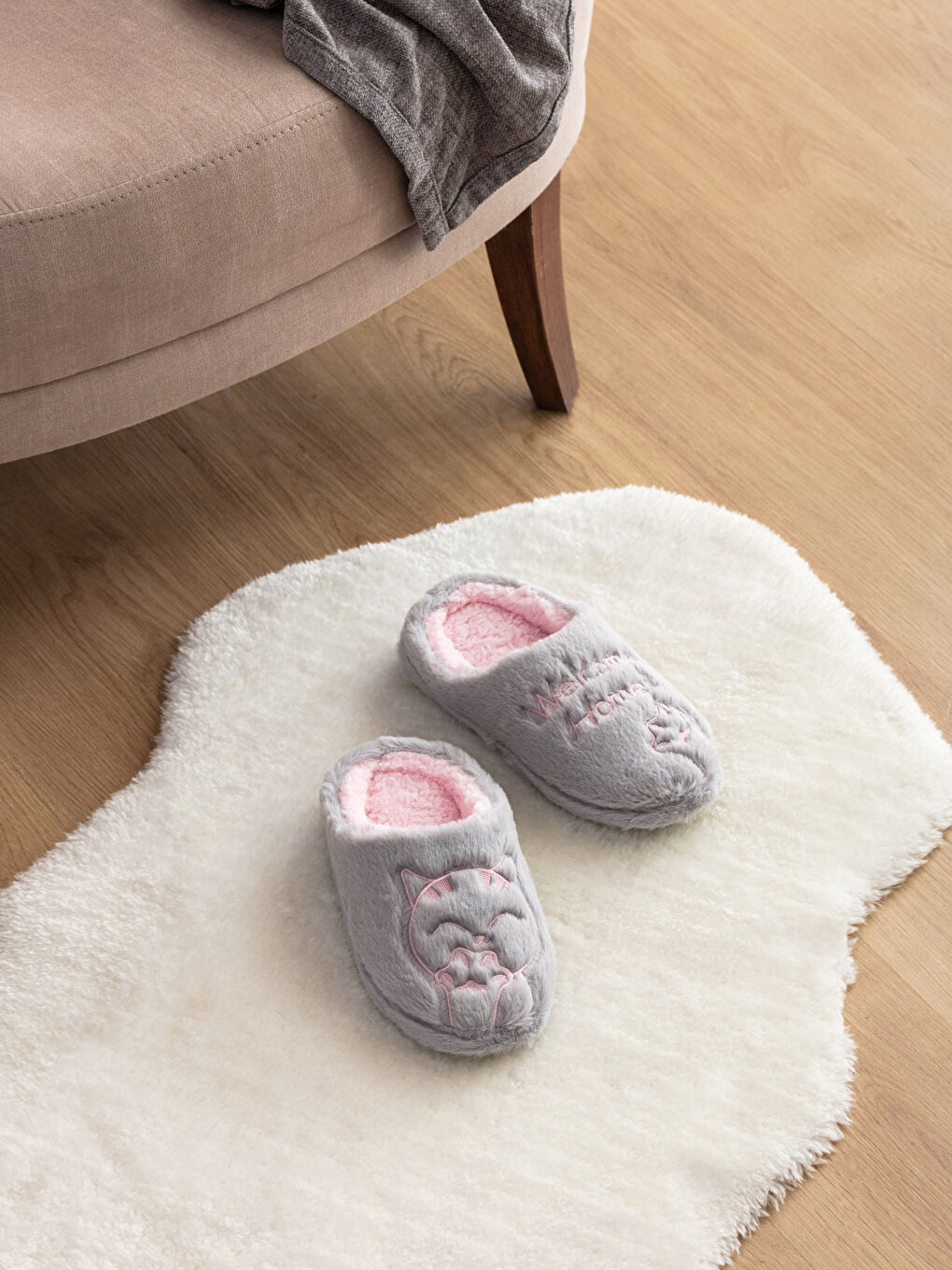 Gri Nakışlı Kadın Ev Terliği