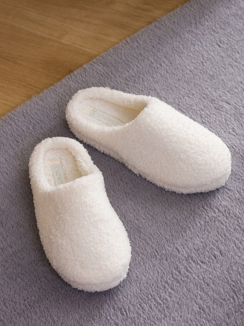 Chaussons de maison en peluche femme-1