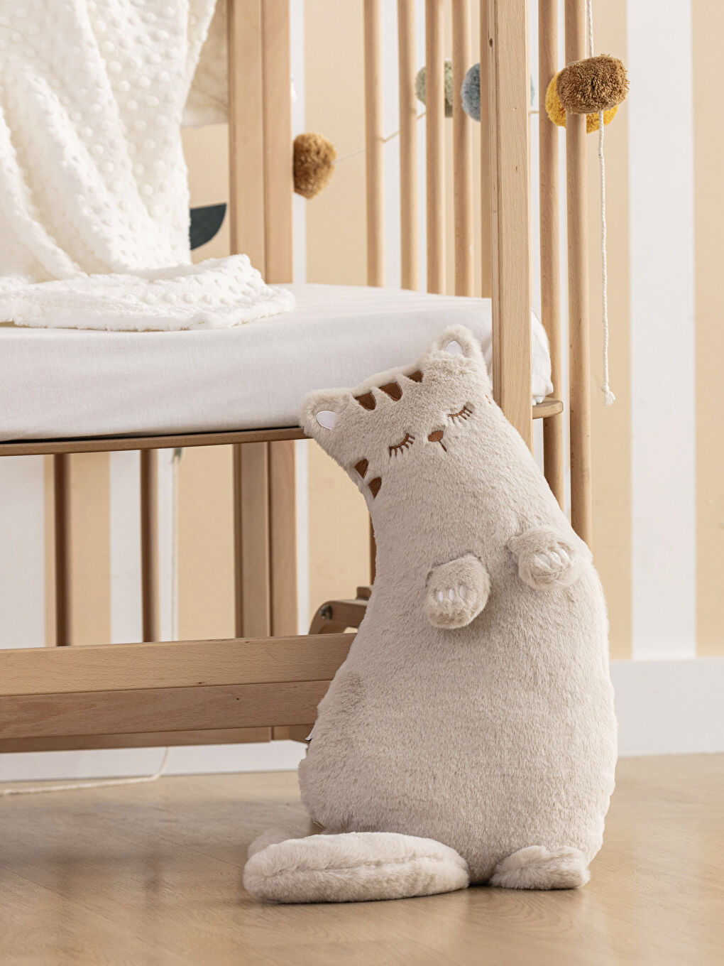 Bej Pelüş Dolgulu Kedi Bebek Kırlent 60 cm-1