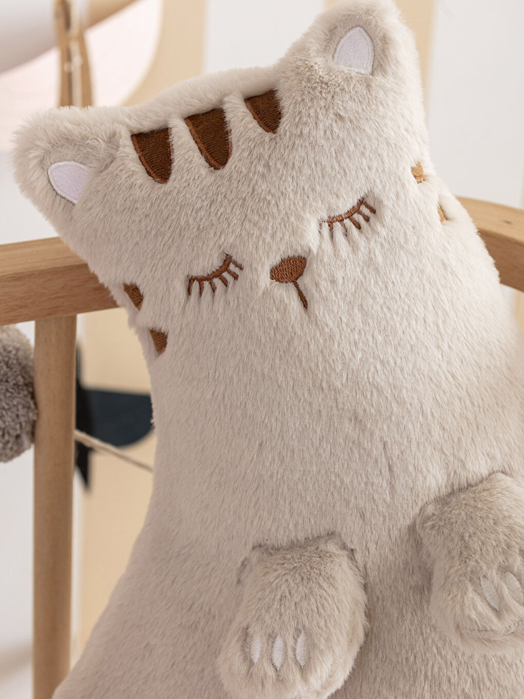 Bej Pelüş Dolgulu Kedi Bebek Kırlent 60 cm-2