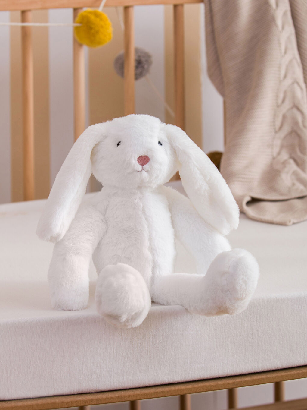 Ekru Pelüş Dolgulu Nakışlı Tavşan Kırlent 37 cm-1