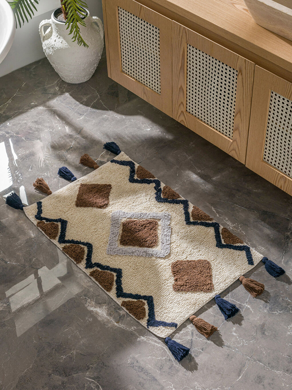 Tapis de bain avec détails à pompons 50x70 cm