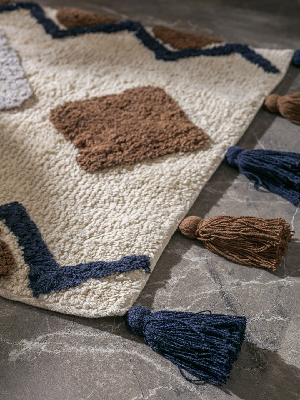 Tapis de bain avec détails à pompons 50x70 cm-1