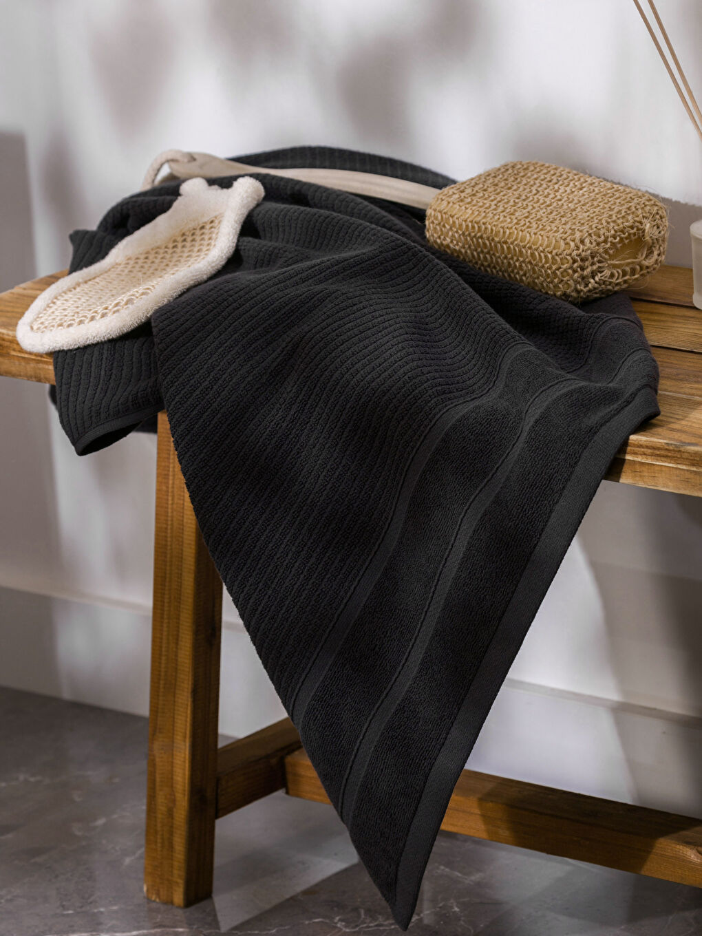 Siyah Desenli Pamuklu Banyo Havlusu 70x140 cm-1