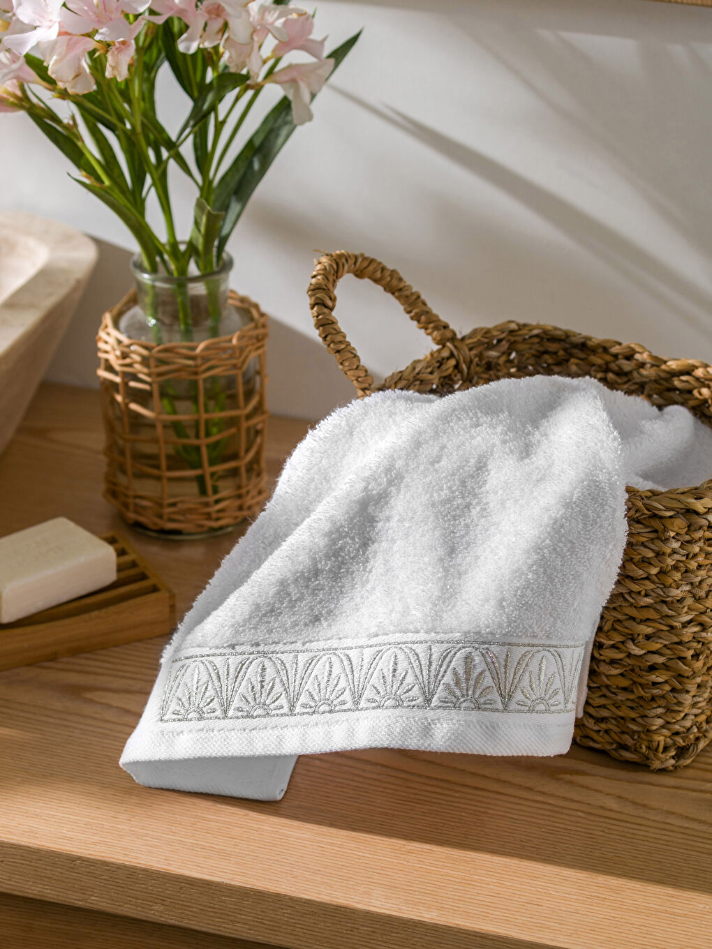 Beyaz Nakışlı Pamuklu Yüz Havlusu 50x80 cm