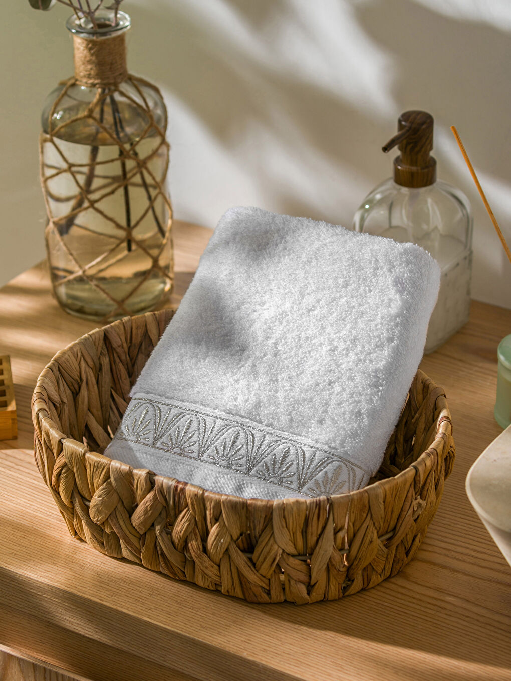 Beyaz Nakışlı Pamuklu Yüz Havlusu 50x80 cm-1