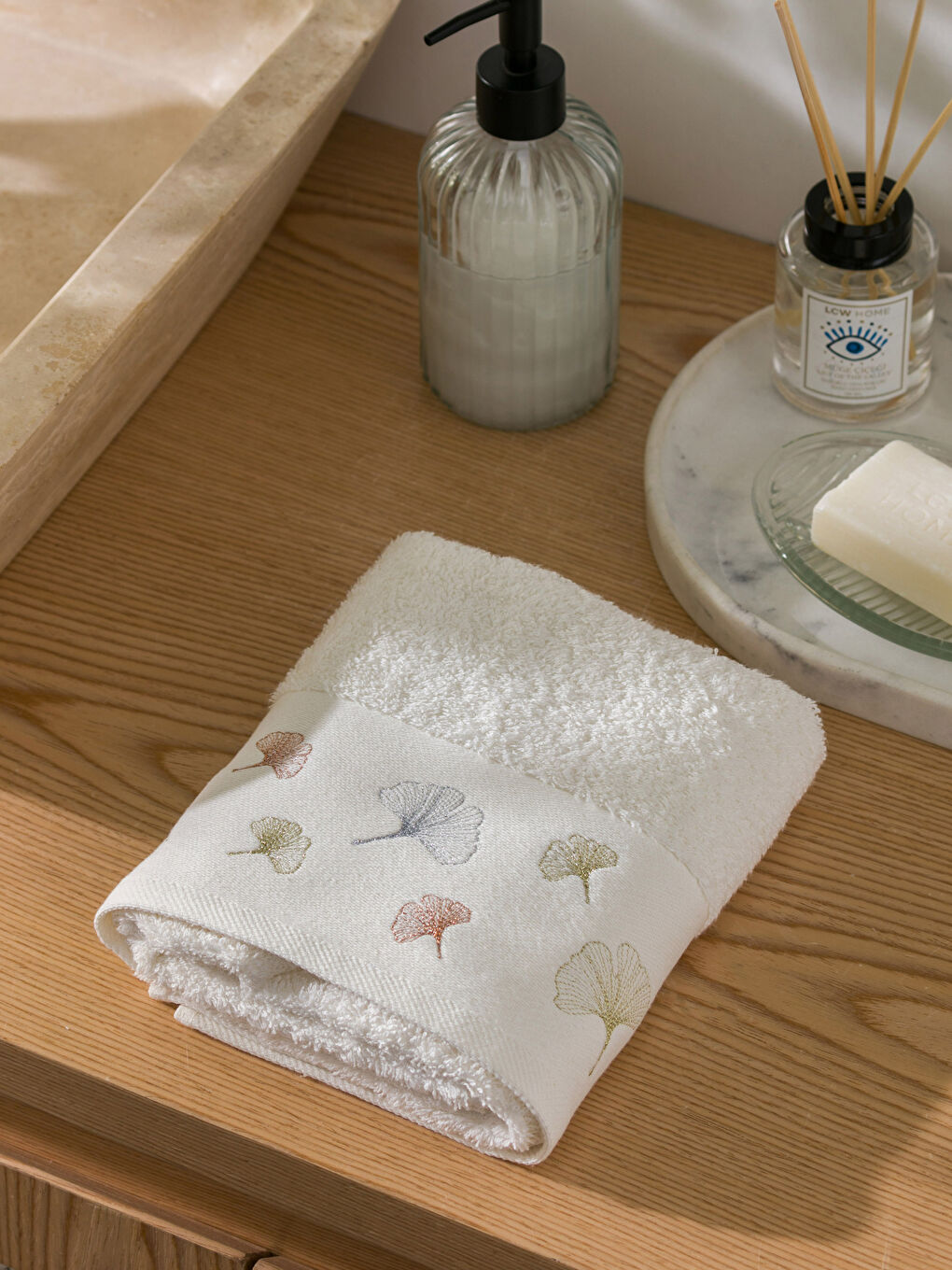 Ekru Çiçek Desenli Yüz Havlusu 50x80 cm